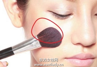 腮红搭配蜜粉使妆效更通透自然