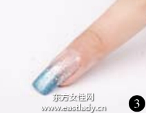 柔和蓝色色调美甲营造出轻松休闲之感