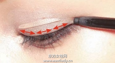 描眼线时线条总是画不流畅