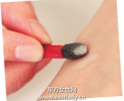 膏状眼影与粉状眼影打造持久立体感