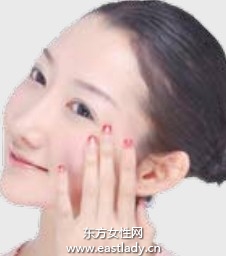 粉底配合珠光饰底乳增加肌肤通透感