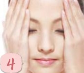 使用粉状粉底与粉刷打造哑光清透底妆