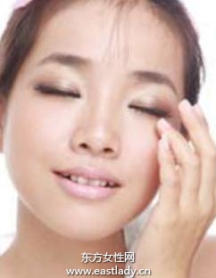 正确卸眼影只需三步骤