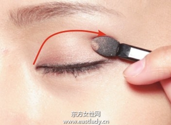 化妆教程之基本款棕色眼影的使用步骤