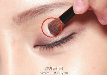 化妆教程之基本款棕色眼影的使用步骤