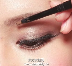 使用眉粉细眉画出粗眉样