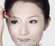 描画眼线打造自然清澈感觉