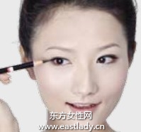 描画眼线打造自然清澈感觉