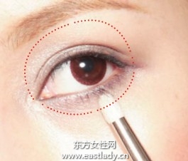 涂眼影后眼睑总是显得有些厚重