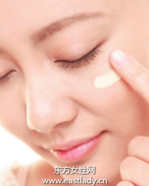 使用饰底乳改善肤色暗哑