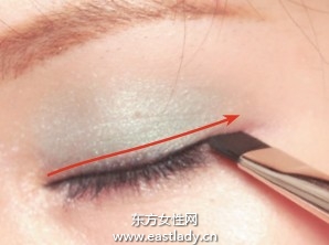 绿色眼影配合眼线增添女人味