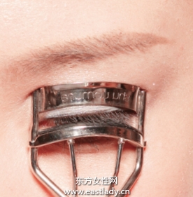 粘贴无梗假睫毛的贴法