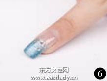 柔和蓝色色调美甲营造出轻松休闲之感