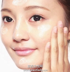 粉刷涂抹粉底打造柔和裸妆效果