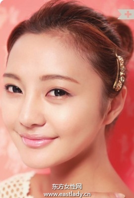 粉刷涂抹粉底打造柔和裸妆效果