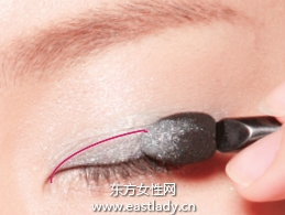 混血感透明蓝色眼妆的画法