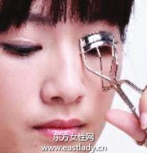 使用睫毛夹打造卷翘美睫