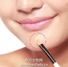 使用遮瑕膏遮盖色斑、雀斑