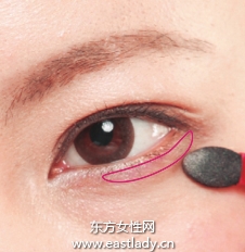 膏状眼影与粉状眼影打造持久立体感