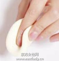 通过粉饼轻松遮瑕提升肌肤质感