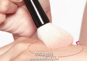 腮红修饰颧骨打造立体感妆效