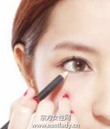 延长眼形的眼线画法