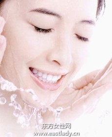 妆后补水保湿避免肌肤出油