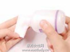 卸除指甲油的两种有效方法