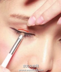 让眼睛更显大的眼线画法