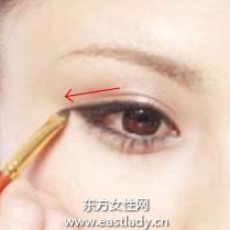 埋入式眼线画法画出柔媚印象大眼妆
