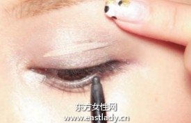 沿睫毛根部描画眼线时 很担心笔尖