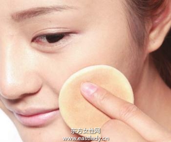 涂抹遮瑕膏修正脸颊处色斑、粉刺