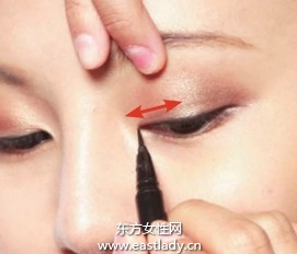 眼线液勾勒光泽质感深邃眼妆