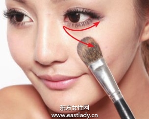 腮红修饰颧骨打造立体感妆效