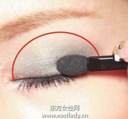 拉长眼影和眼线画出大眼妆容