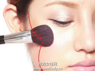 腮红搭配蜜粉使妆效更通透自然