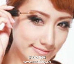 典雅裸妆显现端庄与雍容华贵