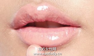 自然粉嫩唇妆更好衬托眼妆