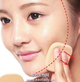 简单使用化妆海绵模糊分界线