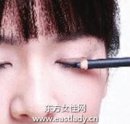 令双眼变得更大更明亮的眼妆画法