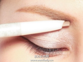 用眉笔塑造粗度与色调适中双眉