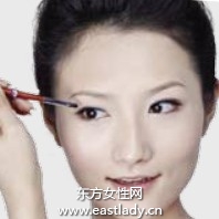 描画眼线打造自然清澈感觉
