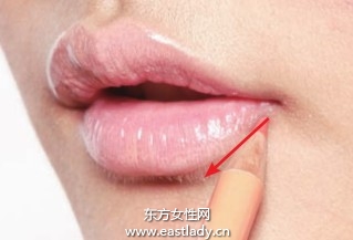 使用遮瑕霜和唇线打造微笑唇妆