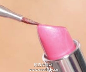 用唇刷描绘饱满双唇