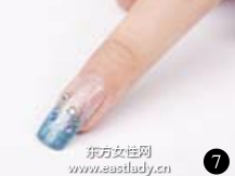 柔和蓝色色调美甲营造出轻松休闲之感