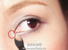 眼影基本画法提升面部立体感