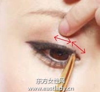 埋入式眼线画法画出柔媚印象大眼妆