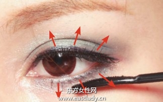 宽眼影+粗眼线塑造圆溜溜大眼睛