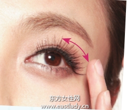 用睫毛夹提升睫毛卷翘度