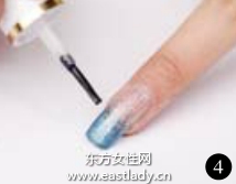 柔和蓝色色调美甲营造出轻松休闲之感